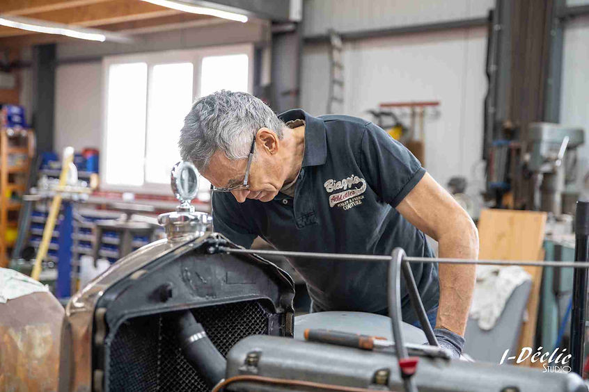 Gilles Gaudissard restaurant une vieille voiture dans son atelier